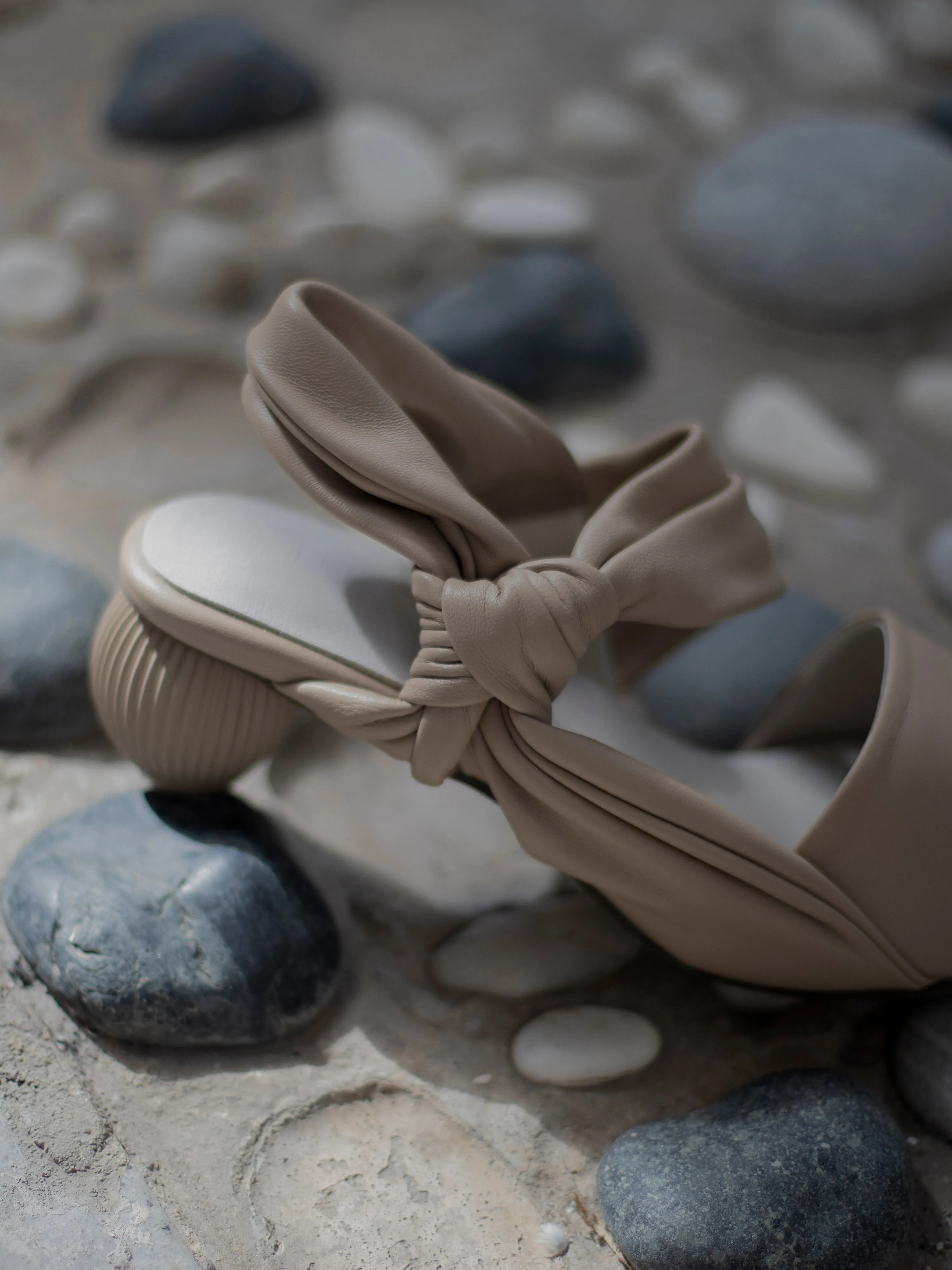 Lantern-Heel Knot Pumps