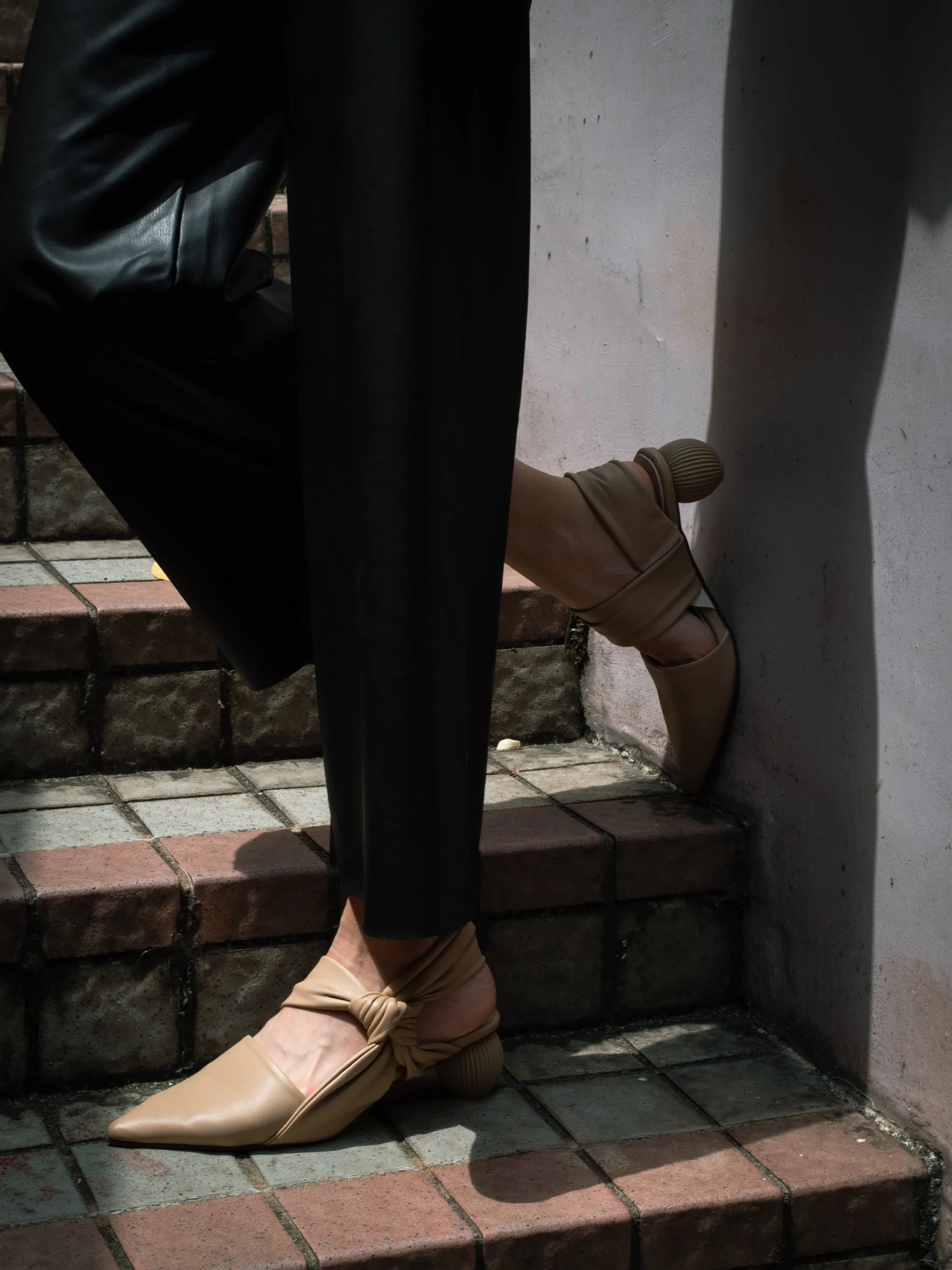 Lantern-Heel Knot Pumps